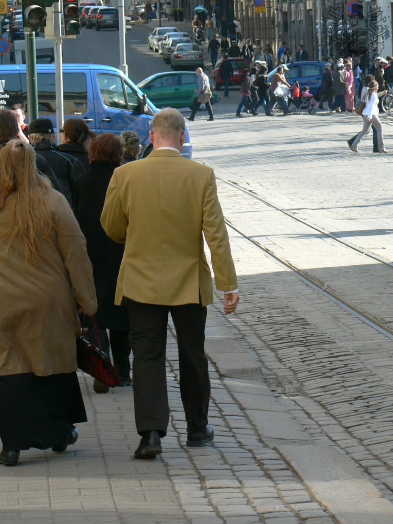 tyylivirheita-mustat-housut-ja-irtotakki